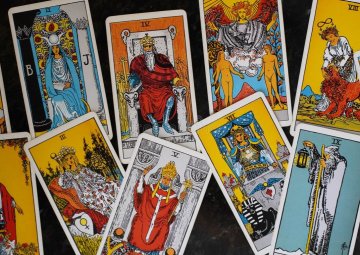 defocused-мистический-ритуал-с-картами-и-свечами-tarot-черная-магия-или-180519926