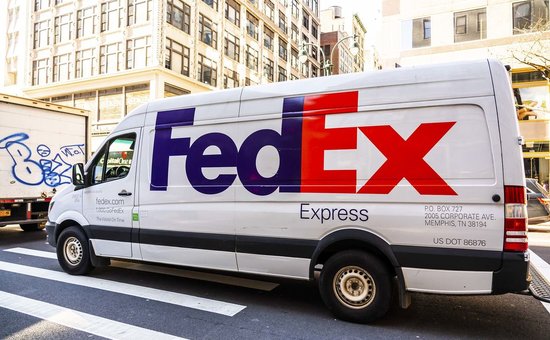 Сортировка посылок на складе Fedex