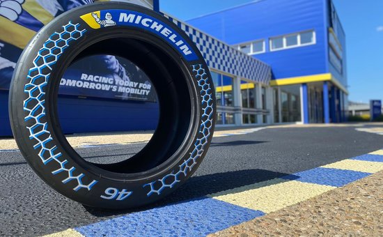 Рабочий на производство шин Michelin