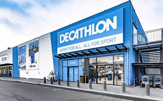 Сотрудники логистического центра Decathlon